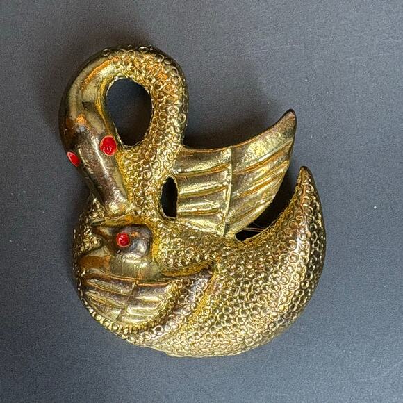 Vintage Swan Brooch Mom and Baby Swan Brooch Red Eyes Goose 1.5" - Picture 1 of 3